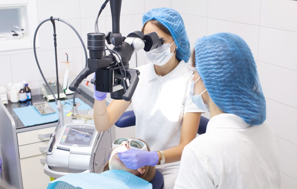 W dzisiejszych czasach stomatologia dynamicznie rozwija się i wprowadza innowacyjne rozwiązania, które mają na celu poprawę jakości leczenia oraz komfortu pacjentów