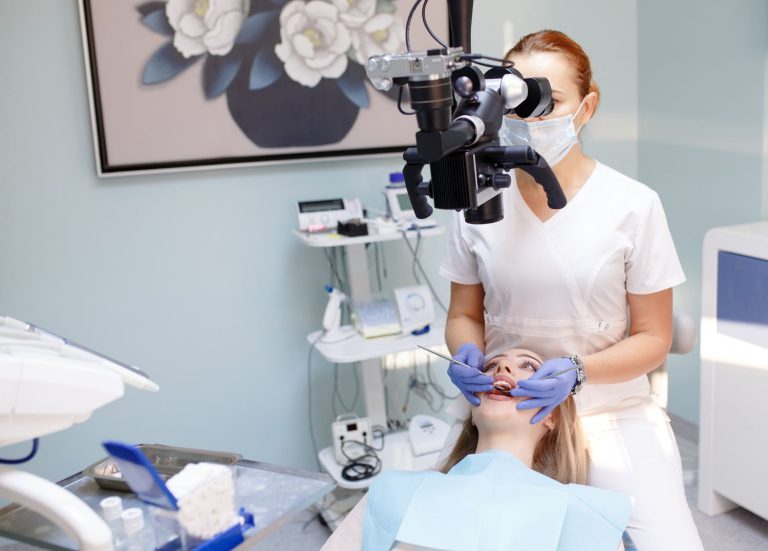 Nowoczesne podejście do stomatologii – wykorzystanie mikroskopu dla precyzyjnego i dokładnego leczenia zębów