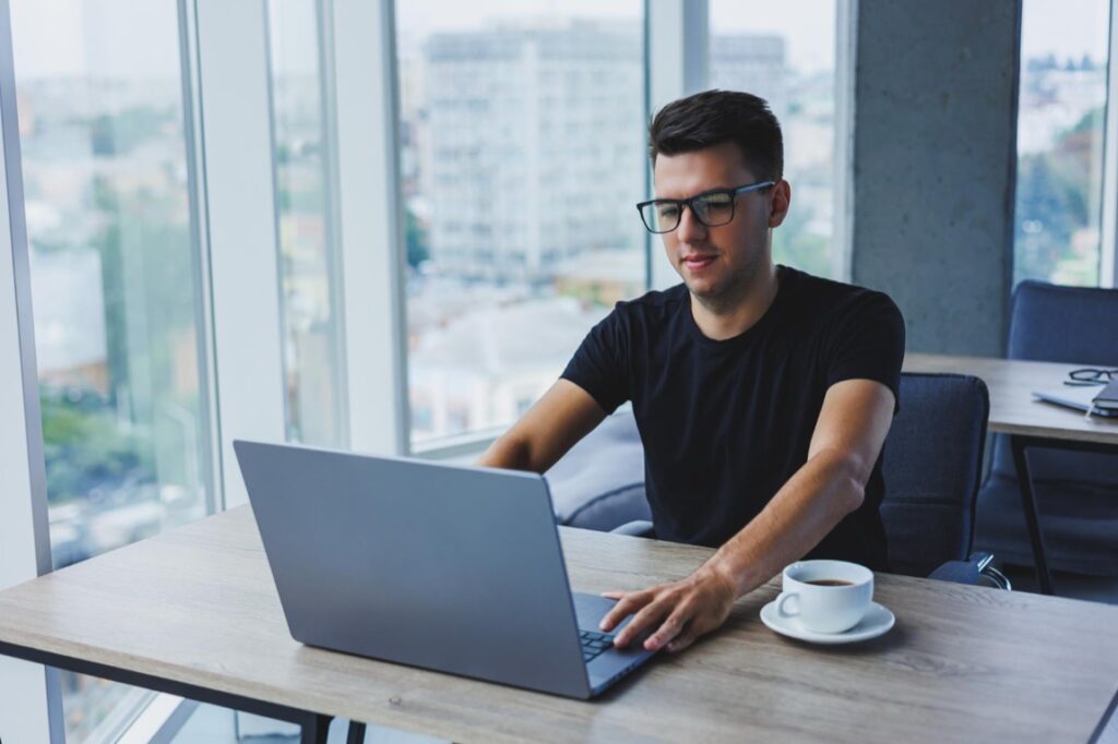 W świecie technologii, gdzie każdy kolejny model laptopa obiecuje przełomowe innowacje i nieporównywalną wydajność, trudno jest wybrać urządzenie, które najlepiej odpowiada naszym potrzebom